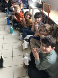 Partage de crêpes pour l’anniversaire de Gabin et d’Edouard