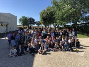 Les élèves rencontrent le navigateur Benjamin Dutreux.