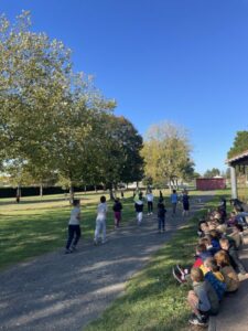 La classe de GS/CP participe au cross de l’école.
