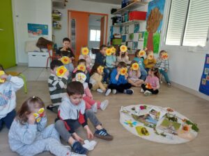 Visite des élèves de la crèche à l’école sainte Thérèse